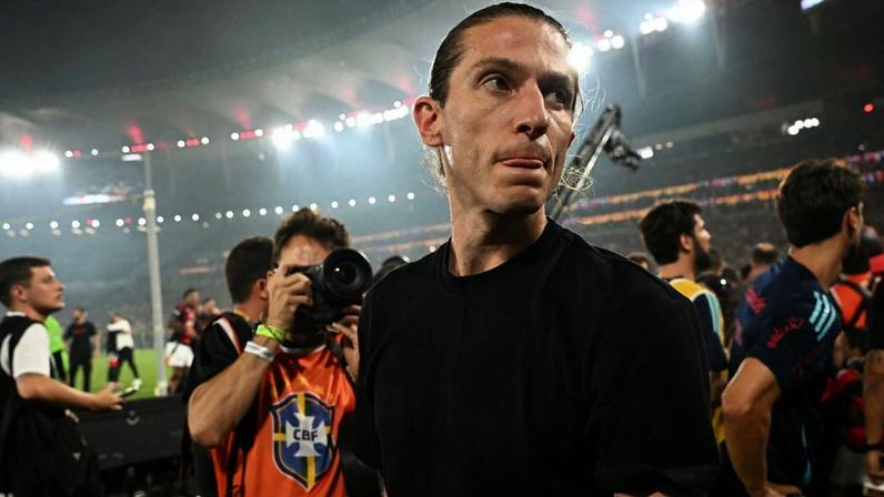 Filipe Luís quer ficar no Flamengo e está renovado, se depender dele