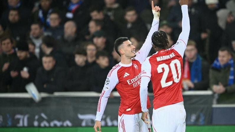Gabriel Martinelli celebra com Noni Madueke seu golaço em Brugge x Arsenal, pela 6ª rodada da Champions League 2025/26