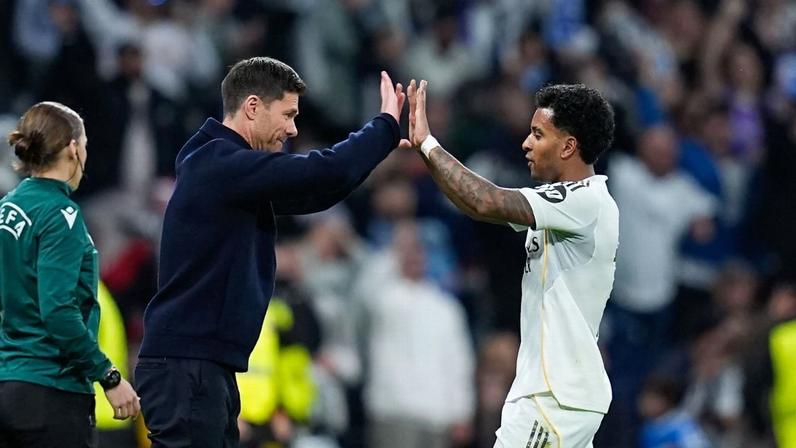 Rodrygo encerra jejum, mas Real Madrid leva virada do Manchester City e segue em 'crise'; VEJA (0:52)
