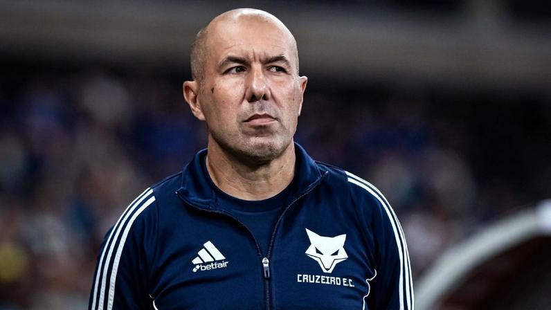 Leonardo Jardim lamenta falta de apoio no CT antes de semifinal contra o Corinthians e faz pedido à torcida: 'Nos façam uma visita' (0:35)