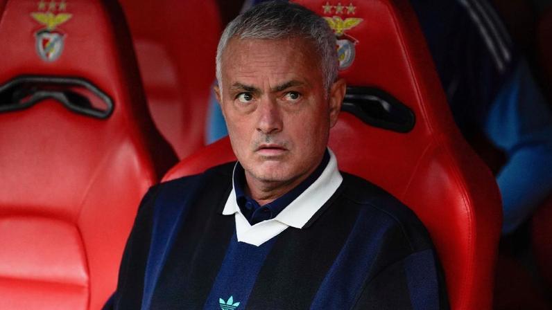 José Mourinho no banco de reservas do Estádio da Luz, casa do Benfica Bruno de Carvalho/SOPA Images/LightRocket via Getty Images