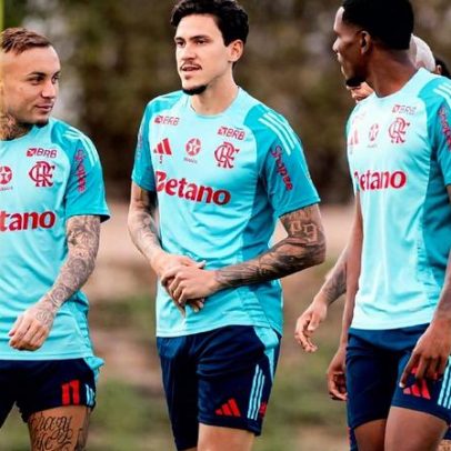 Pedro treina com bola ao lado dos companheiros na reapresentação do Flamengo