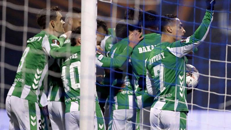 Antony (dir) comemora após marcar para o Betis sobre o Dinamo Zagreb EFE/EPA/ANTONIO BAT