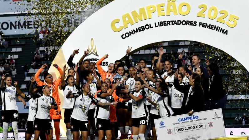 Jogadoras do Corinthians levantam a taça da CONMEBOL Libertadores feminina Federico Peretti/Getty Images