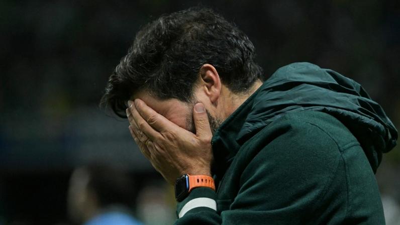 Abel Ferreira chora após classificação do Palmeiras contra a LDU cNELSON ALMEIDA/AFP via Getty Images