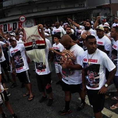 Torcida do SP protesta contra diretoria e jogadores com faixas Fora Casares