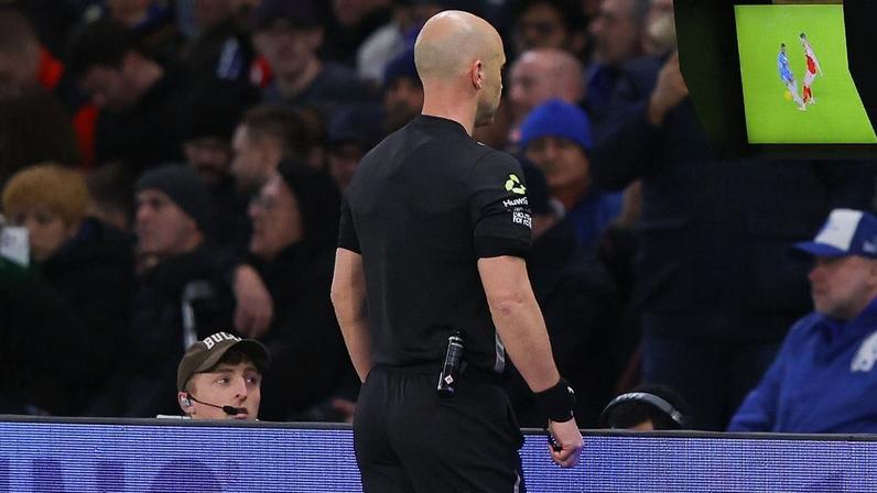 Árbitro Anthony Taylor revisa lance no VAR durante Chelsea x Arsenal pela Premier League