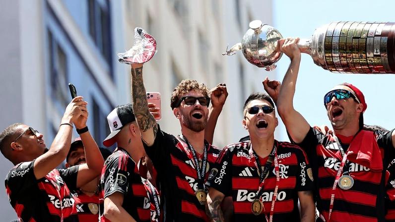Quem quebrou a taça da Libertadores do Flamengo? Filipe Luís revela! (0:26)