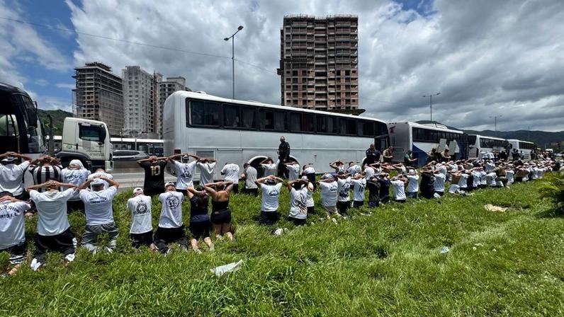 Torcedores do Santos são detidos após briga na BR-101, em Itapema-SC Divulgação/Prefeitura de Itapema