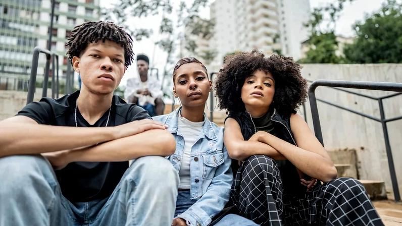 Dia Mundial da Saúde Mental: geração Z enfrenta solidão e perda de sentido na vida Geração Z