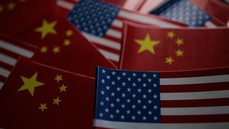 Ilustração com bandeiras dos Estados Unidos e da China 20 de março de 2025 REUTERS/Dado Ruvic
