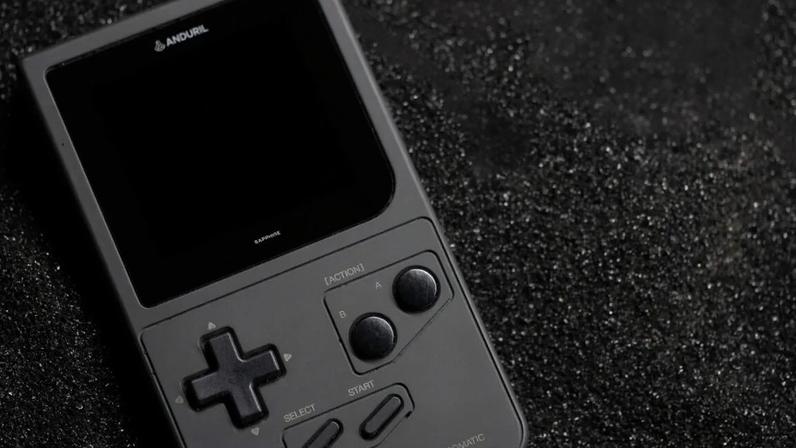 Palmer Luckey vende Game Boy feito do mesmo metal de drones de ataque