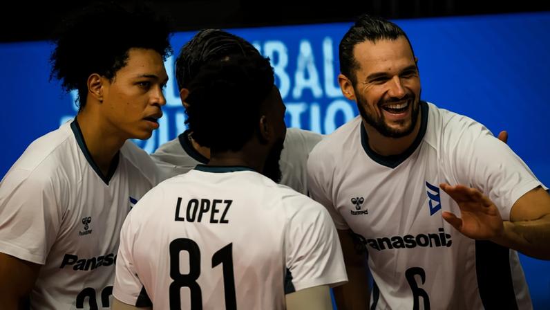 Jogadores do Osaka comemoram ponto na vitória sobre o Cruzeiro (Divulgação)