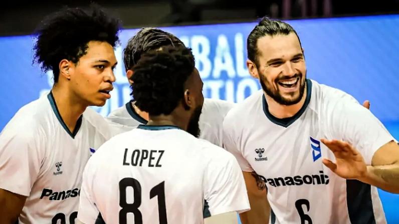 Jogadores do Osaka comemoram ponto na vitória sobre o Cruzeiro (Foto: Volleyball World)
