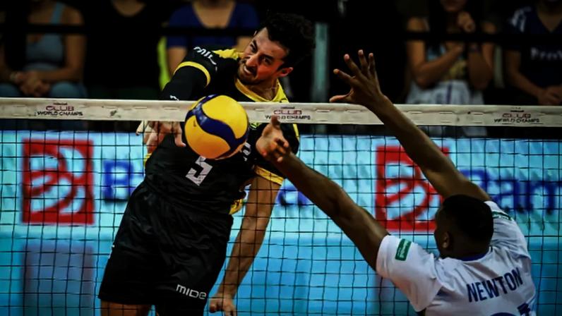 Lucas Eduardo, do Praia Clube, ataca na derrota para o Vôlei Renata (Divulgação)