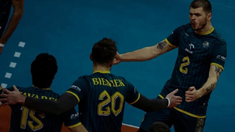 Jogador do Zawiercie comemora ponto na vitória sobre o Praia Clube no Mundial (Divulgação)