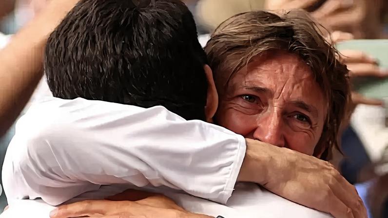 O abraço emocionado de Ferrero em Alcaraz, após um dos títulos (Reprodução)