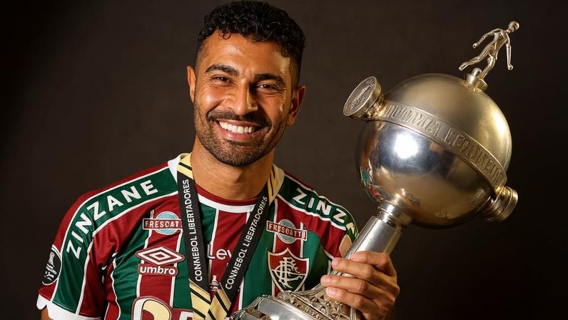 Thiago Santos com a taça da Libertadores que conquistou pelo Fluminense (Foto: Divulgação/ Fluminense)
