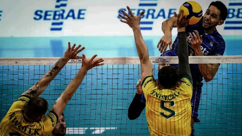 Vôlei Renata/Campinhas no ataque na derrota para o Zawiercie na fase de grupos (Divulgação)