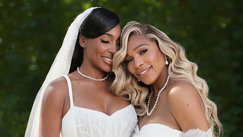 Venus Williams (e) recebe o abraço da irmã, Serena (Reprodução)