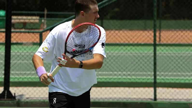João Fonseca de cabelo raspado na Yes Tennis (Foto: Divulgação/Mercado Livre)