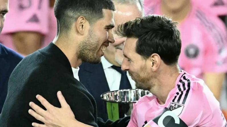 Alcaraz e Messi se encontram em premiação da MLS (Divulgação)