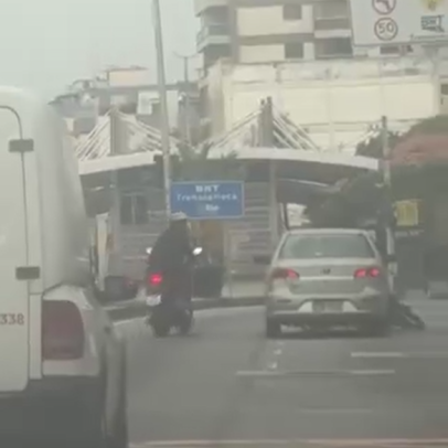 Idoso atropela bandido após assalto e tem carro atingido por tiros no RJ