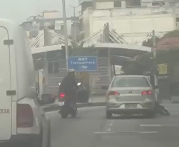 Idoso atropela bandido após assalto e tem carro atingido por tiros no RJ