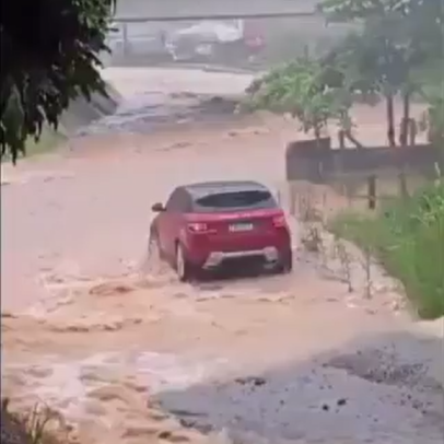 Casal estrangeiro morre com bebê após enxurrada em SC