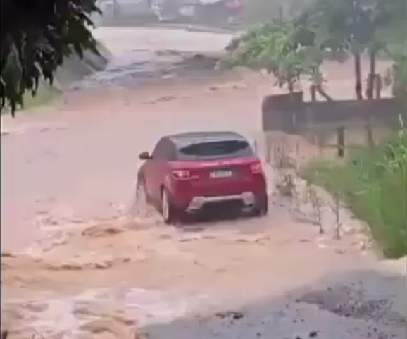 Casal estrangeiro morre com bebê após enxurrada em SC