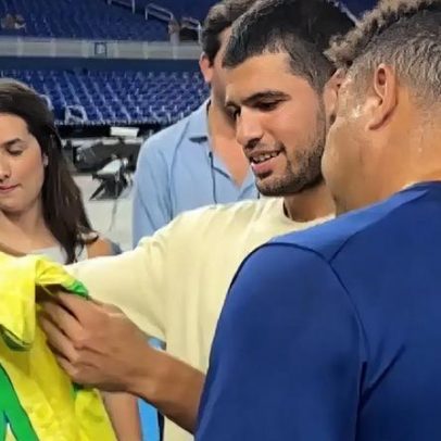 Ronaldo presenteia Alcaraz com camisa autografada, vídeo divulgado