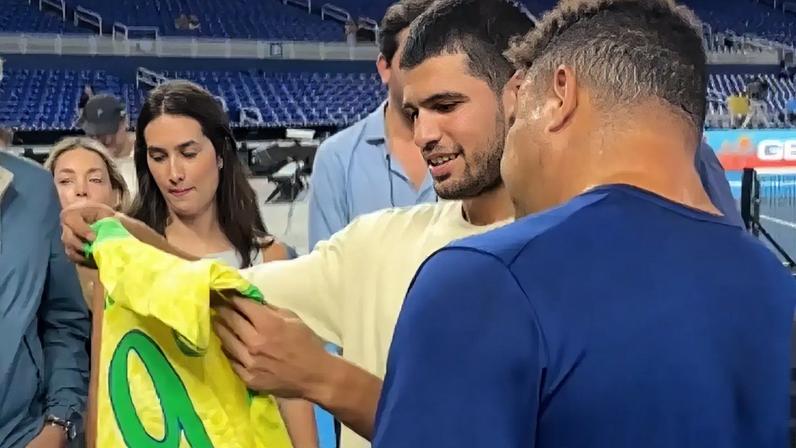 Alcaraz ganha camisa autogradada por Ronaldo Fenômeno (Reprodução)