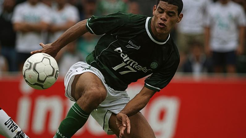 Lopes Tigrão em ação pelo Palmeiras durante a temporada 2001. (Foto: Reginaldo Castro/Lancepress!)