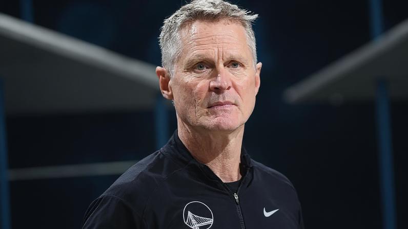 Steve Kerr em jogo do Warriors na NBA (Foto: Noah Graham / AFP)