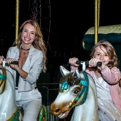 Juliana Didone curte noite com a filha Liz no Natal Brasilidade em Maricá