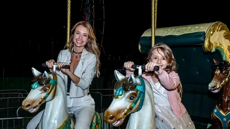 Juliana Didone curte noite de diversão com a filha Liz no Natal Brasilidade — Foto: Divulgação
