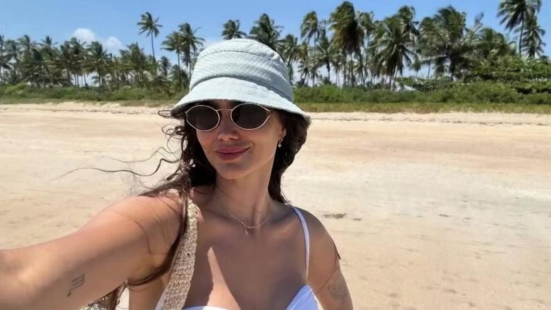 Suzanna Freitas posa de biquíni branco e exibe corpo após perder 26 kg — Foto: Reprodução/ Instagram