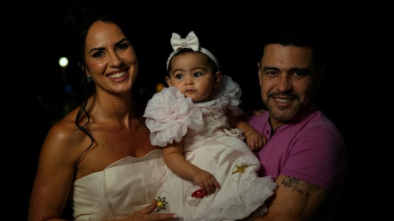 Zezé Di Camargo e Graciele Lacerda no aniversário de Clara — Foto: Brazil News