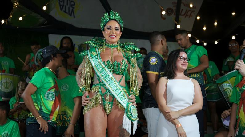 Elisa Sanches é coroada rainha de bateria da Império da Tijuca — Foto: Thiago Mattos/Brazil News