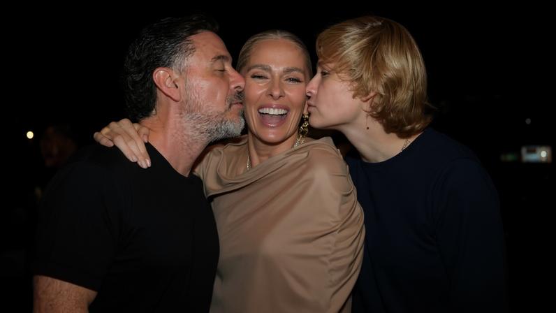 Adriane Galisteu lança livro com presença de marido, filho e famosos