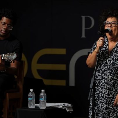 Nara Gil e João Gil cantam juntos a bordo do navio Tempo Rei de Gilberto Gil
