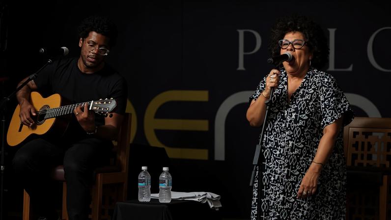 Mãe e filho, Nara Gil e João Gil, cantam juntos no navio Tempo Rei — Foto: Reprodução Instagram