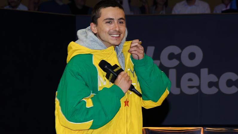 Fã encontra objeto inusitado no casaco de Timothée Chalamet