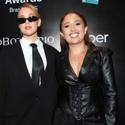 Mari Fernandez e Júlia Ribeiro se beijam no tapete vermelho de premiação
