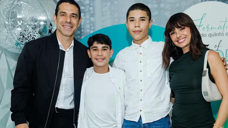 Wanessa Camargo e Ísis Valverde aparecem no mesmo evento