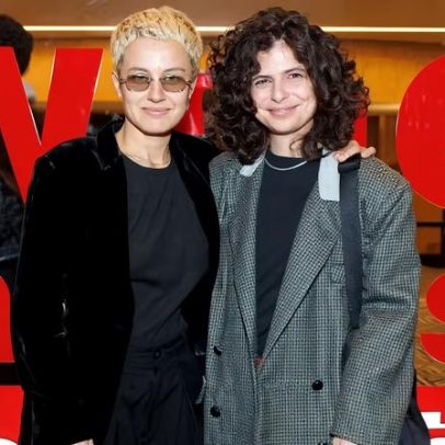 Discretas, filha de Debora Bloch e a esposa aparecem em evento raro