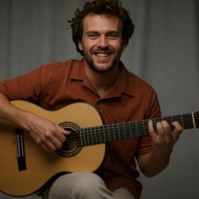Theo Bial faz show gratuito em homenagem a Chico Buarque neste fim de semana
