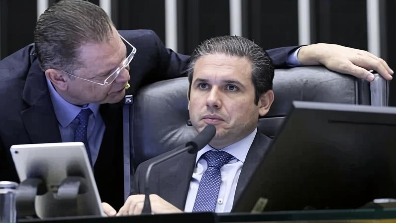 O deputado Sóstenes Cavalcante, líder do PL, e Hugo Motta, presidente da Câmara. Foto: Kayo Magalhães / Câmara dos Deputados