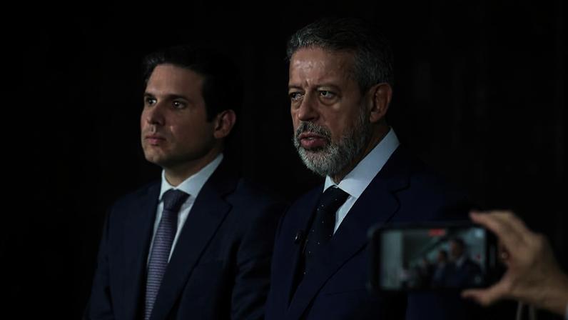 Presidente da Câmara dos Deputados, Hugo Motta (Republicanos - PB) e o deputado Arthur Lira (PP - AL), durante entrevista à imprensa, em 01/10/2025 . — Foto: Kayo Magalhães / Câmara dos Deputados