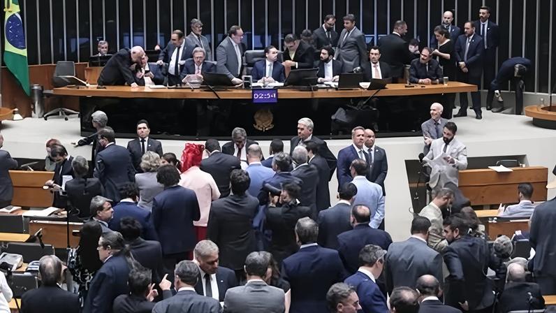 Câmara aprova projeto que reduz pena de Bolsonaro